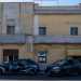 La villetta  affiancata da una palazzina su due livelli, anchessa con evidenti rimaneggiamenti fatti nel tempo...